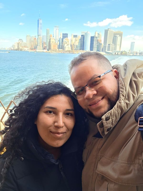 Los novios frente al skyline de Manhattan