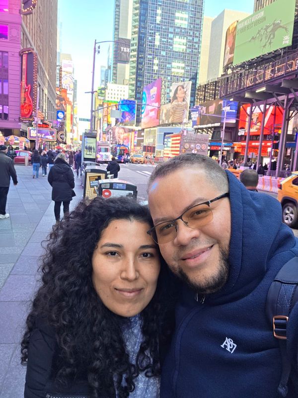 Los novios abrazados en una calle de Manhattan